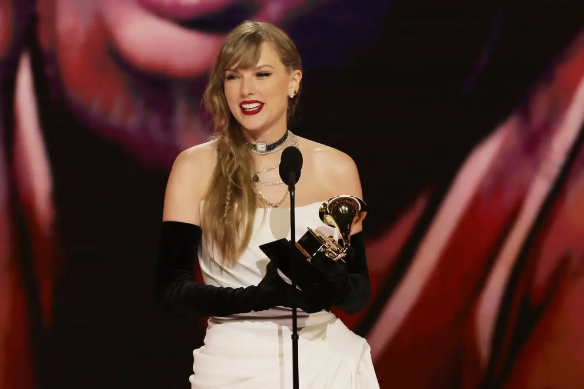 Foto de Taylor Swift sosteniendo su Grammy número 13 y anunciando su nuevo álbum.