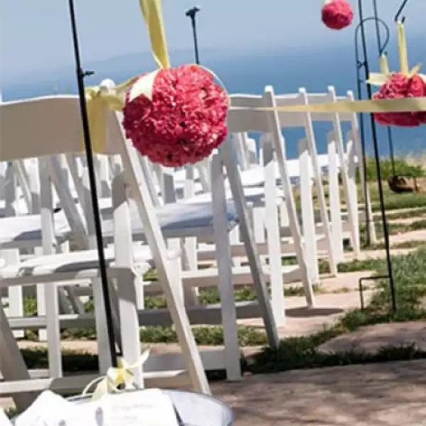 Las esferas de flores o de henequén están muy de moda y hacen lucir mucho el lugar.