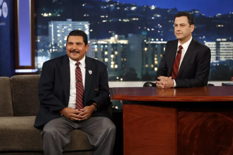 El miércoles durante el programa Jimmy Kimmel Live, el guardespaldas del comediante dedicó una canción a Donald Trump acompañado de mariachis.