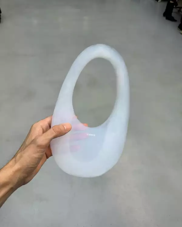La bolsa de aire de Coperni está hecha de 99% aire y 1% de vidrio