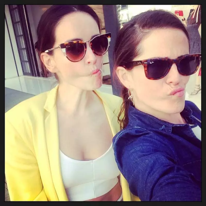 Las guapas actrices tuvieron un día de chicas en el que se dieron el tiempo para tomarse unas graciosas fotografías.