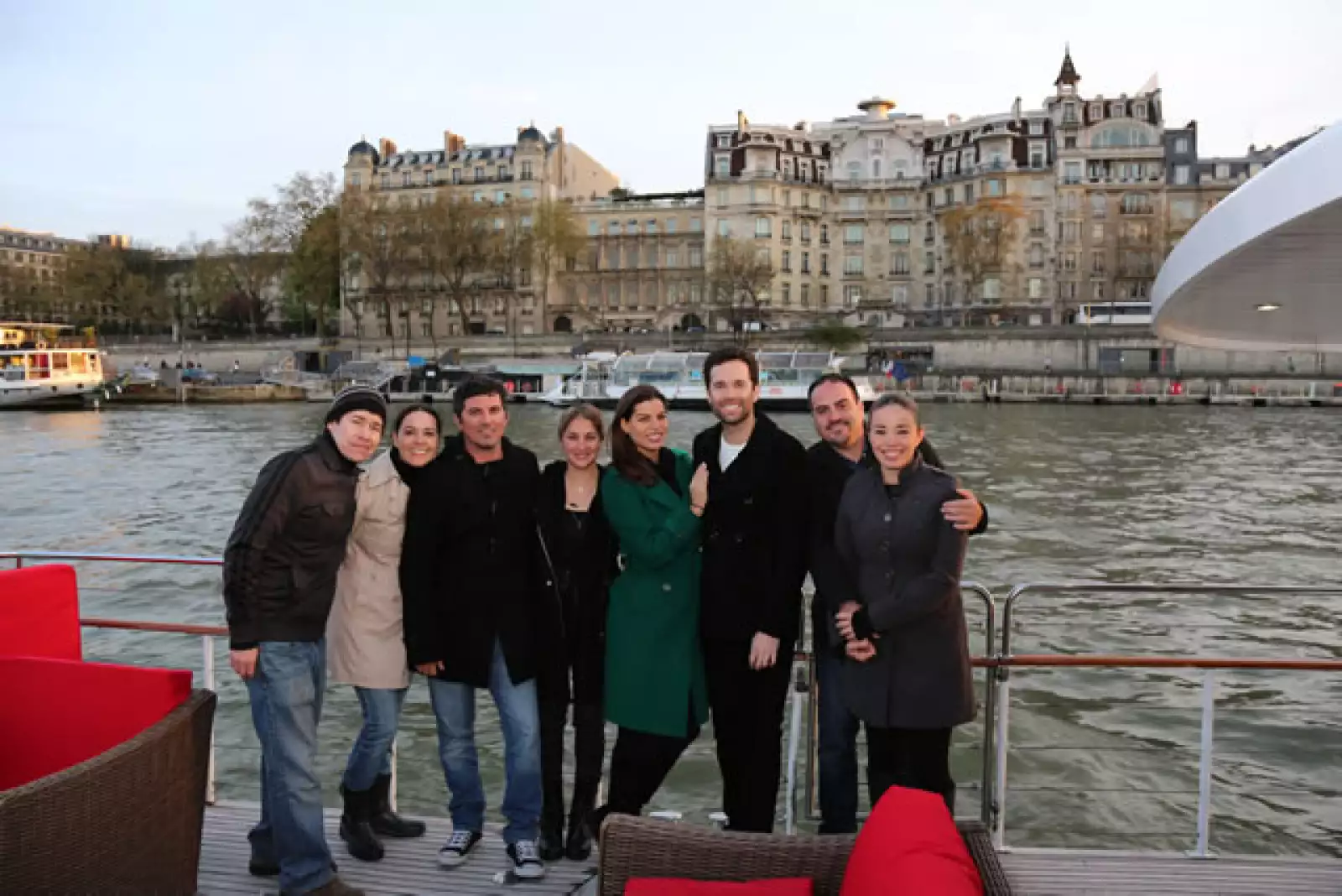 Alejandro, como sorpresa, rentó un yate para pasear en el Río Sena.