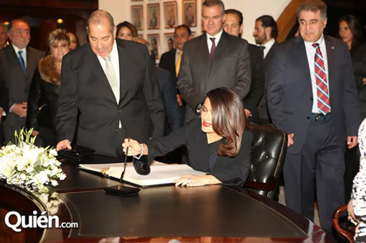 Salma firmó el libro de visitas.