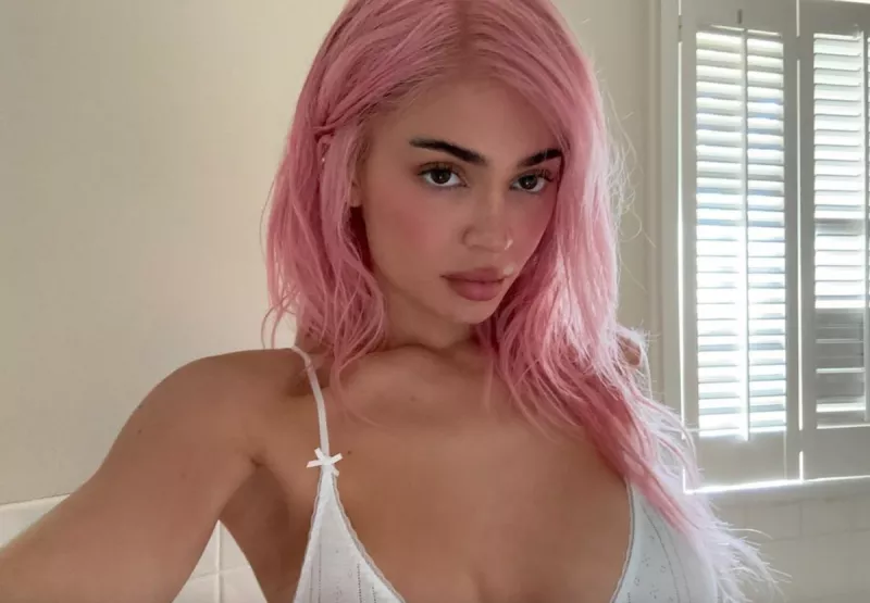 Kylie Jenner pelo rosa 