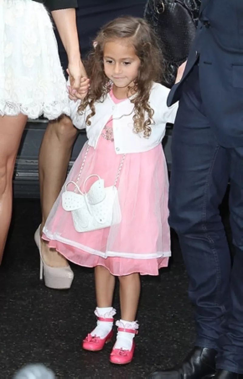 La pequeña de cuatro años estuvo en primera fila del desfile en París y aunque no parecía muy contenta, su mamá asegura que le encanta la moda.