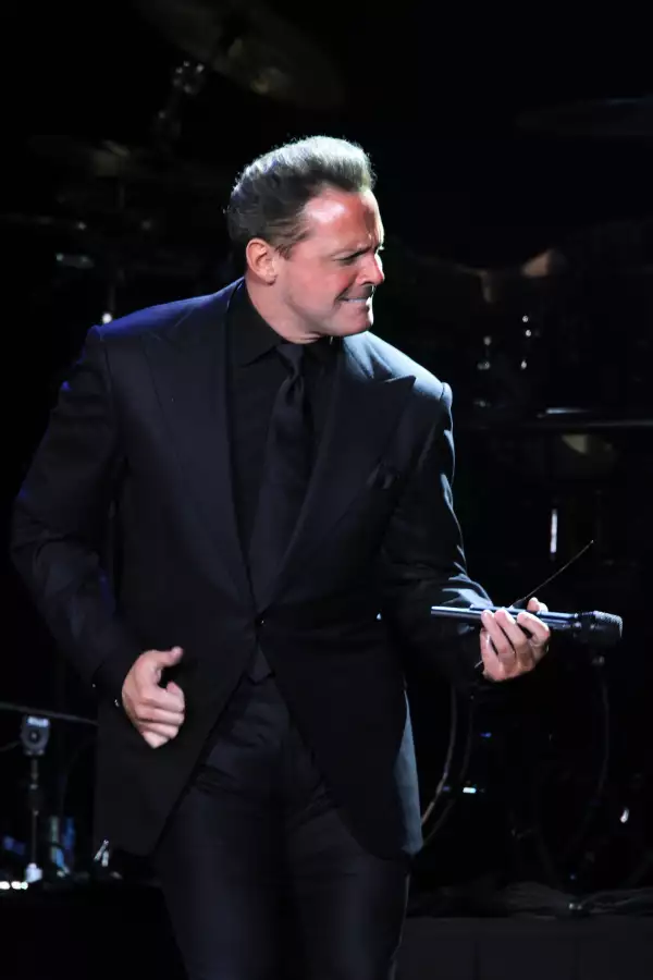 Luis Miguel - Figure 1