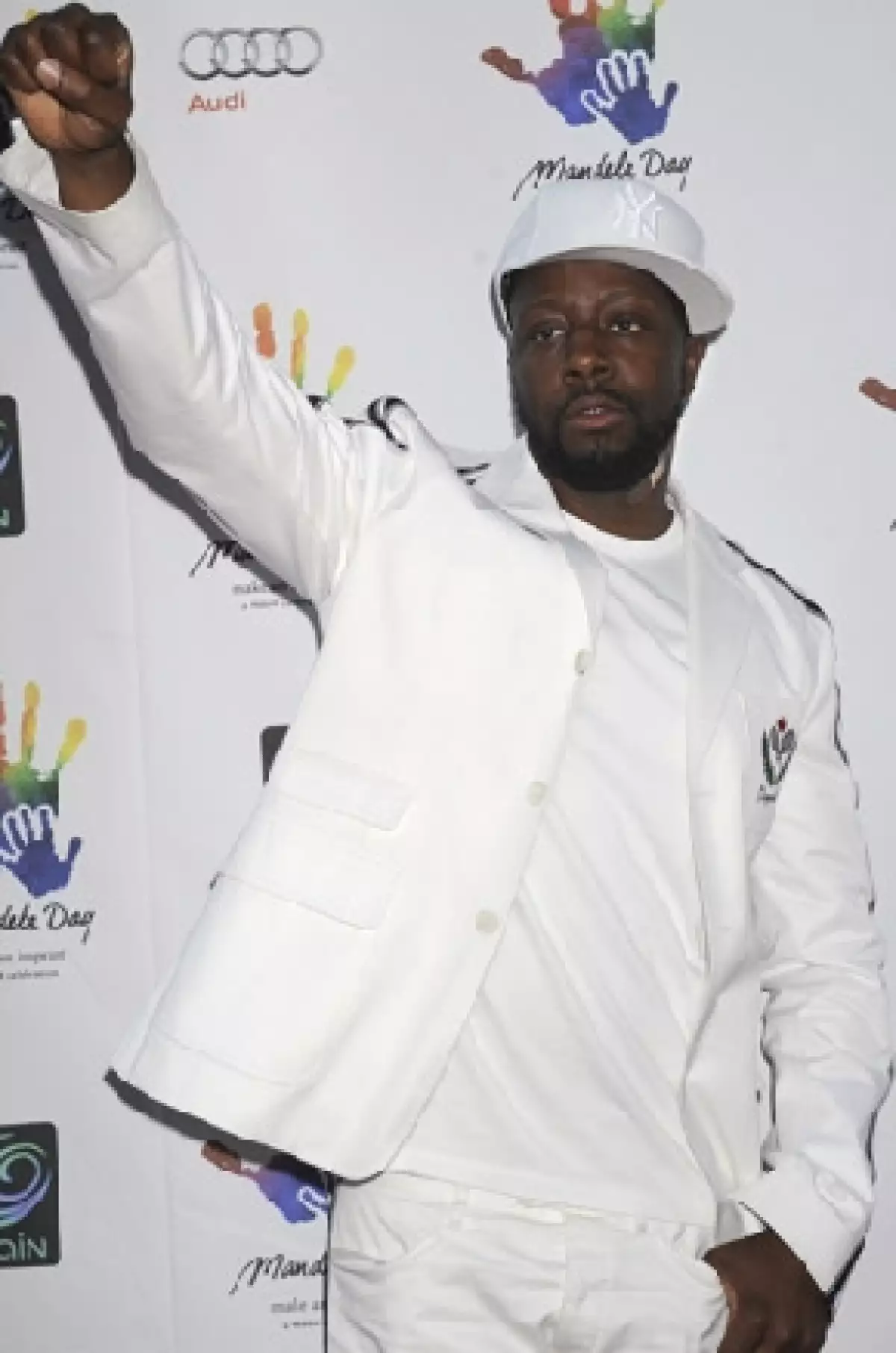 El cantante solicitó a sus seguidores que oren por sus compatriotas y que hagan donaciones para ayudar en las labores de rescate tras el terremoto de 7 grados que sacudió a su país.