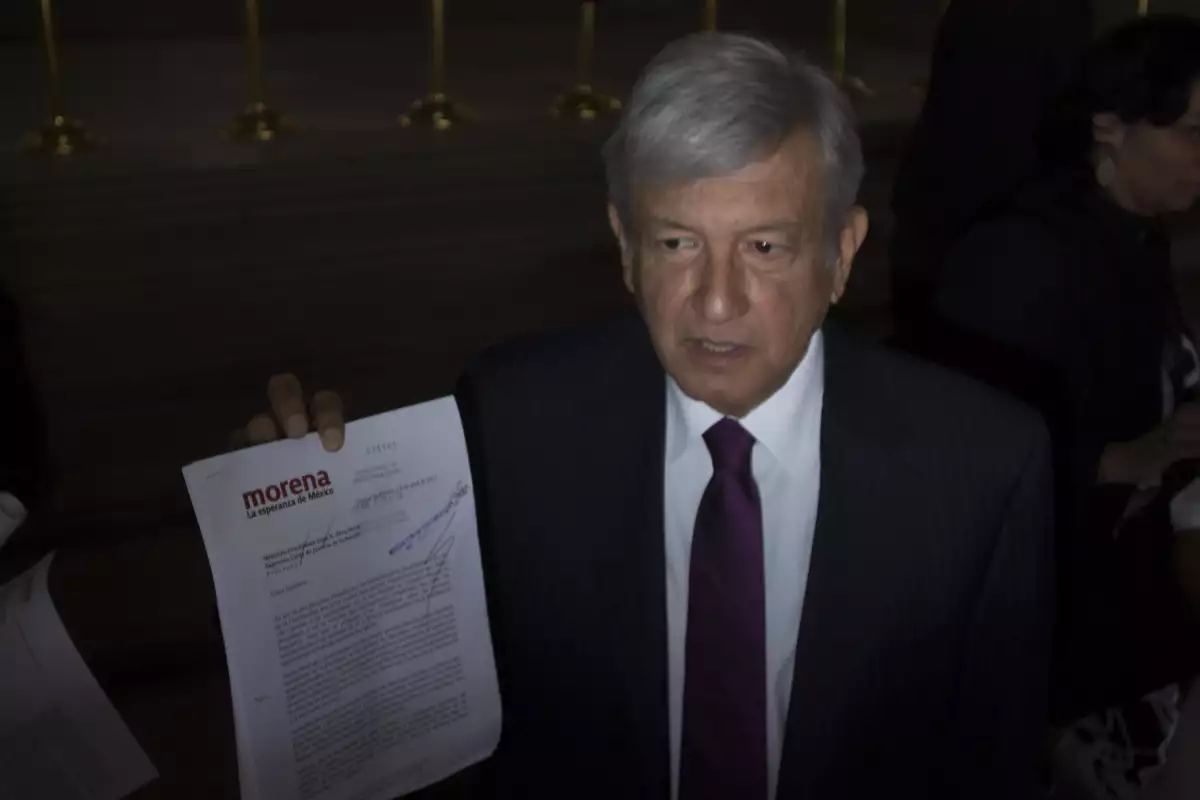AMLO al momento de entregar una carta al presidente de la Corte de Justicia respecto a la consulta popular energetica.
