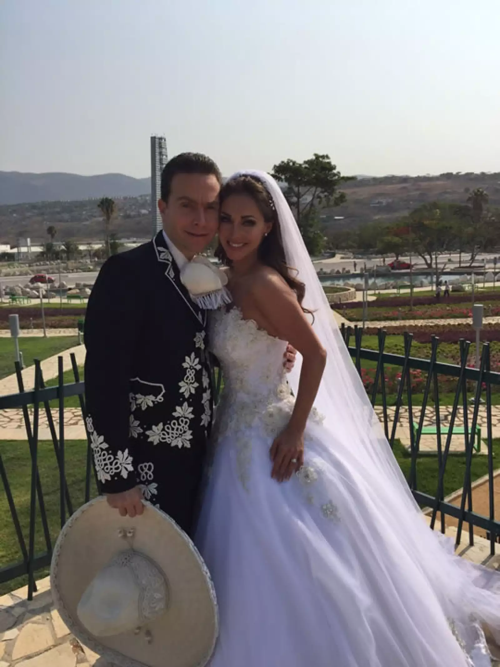 Anahí y Manuel Velasco se casaron el 25 de abril en catedral de San Cristóbal de las Casas.