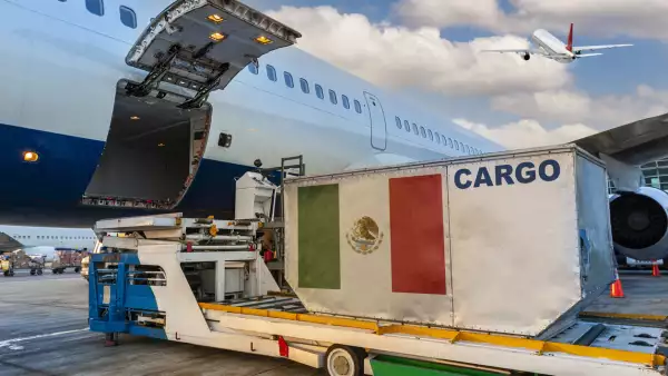 Los aranceles de Trump ya pegan en la carga aérea de México: cae 5.2% 