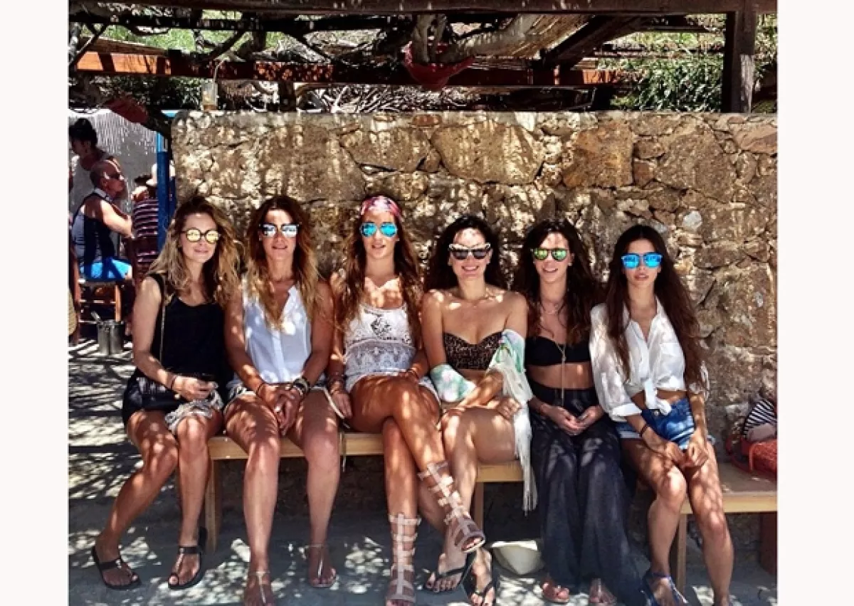 La actriz se dio una escapada a la isla Mykonos en Grecia, acompañada de cinco guapas mujeres, amigas suyas.