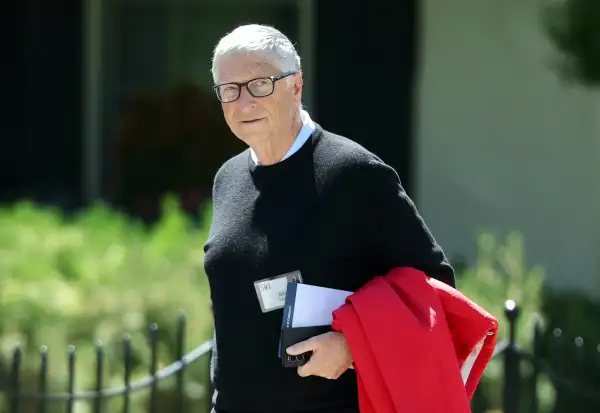 Bill Gates sostiene objetos en un espacio exterior.