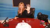 La conductora festejó su primer lustro dentro de la estación de radio con un pastel.