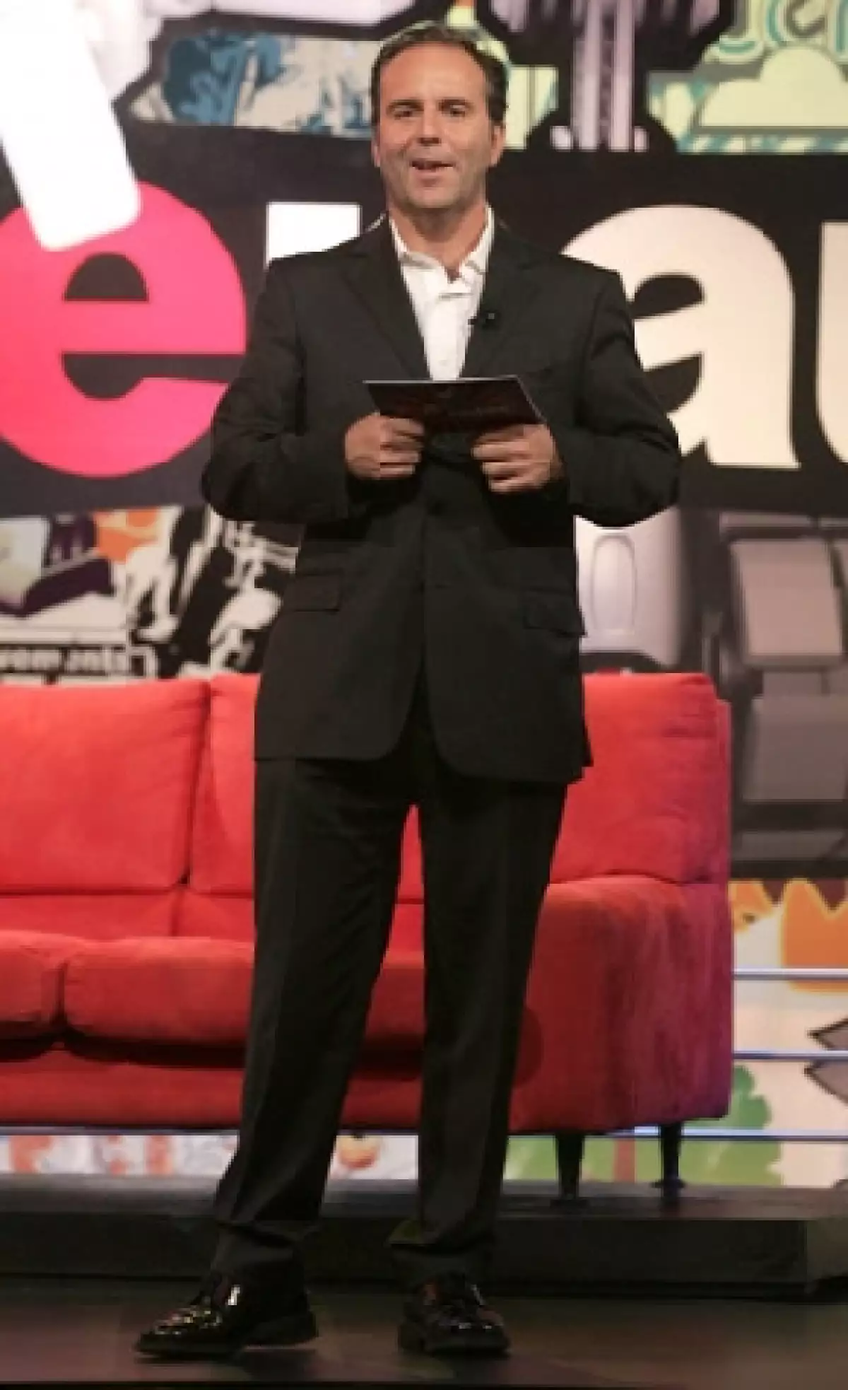 Miembros del Frente Unido por la Diversidad Sexual se manifiestan ante Televisa; demandan derecho de réplica.