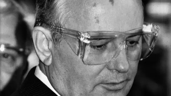 17 de diciembre de 1985: el presidente de la Unión Soviética, Mikhail Gorbachev, con gafas protectoras durante una visita a la estación de investigación de Imperial Chemical Industries en Jealott's Hill, Berkshire.