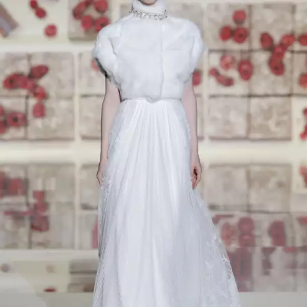 Vestido de chantilly con piel de la Pelleteria La Siberia de Barcelona.
