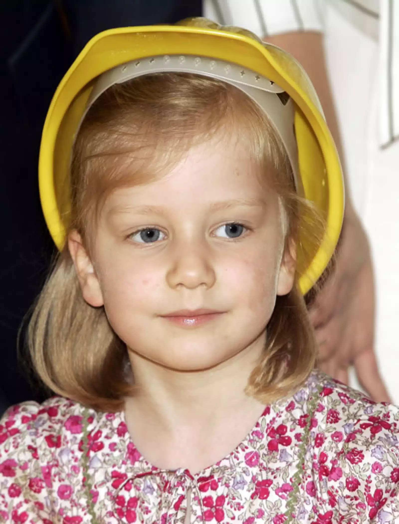 No pueden viajar en el mismo avión a fin de garantizar la continuidad de la corona en caso de un accidente.