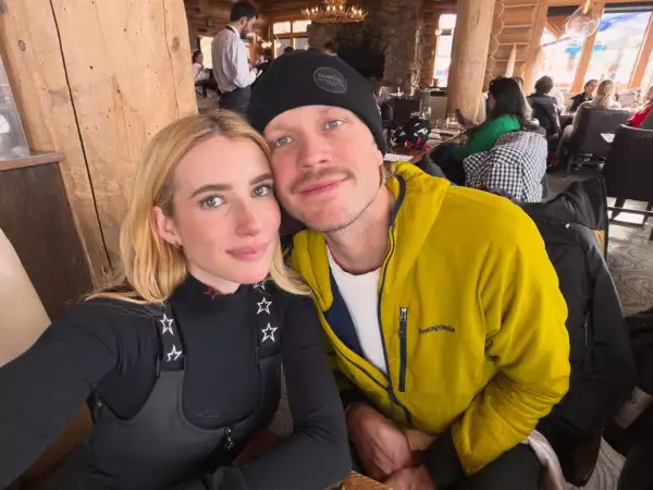 Emma Roberts y Cody John