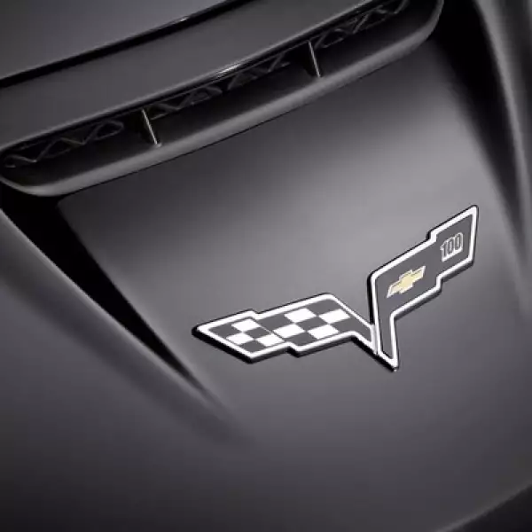 El logo clásico de las dos banderas de Corvette también aparece en los pilares del bólido, aunque se le agrega el numeral ‘100’, para identificarlo de los demás modelos.