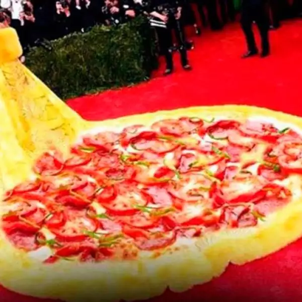 El impresionante vestido amarillo que lució Rihanna anoche fue comparado con una gran pizza.