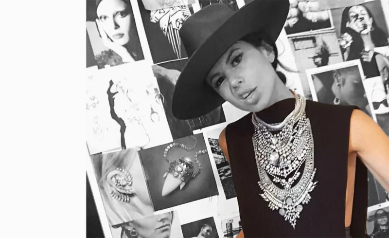 Destacada-Drew-Collar