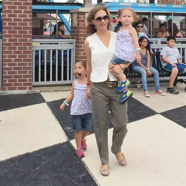 Ella también ha compartido fotos con sus hijas en el parque Kemah Borderwalk, en Texas.