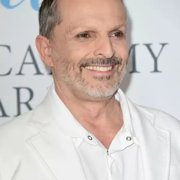 En este 2016 Bosé cumple 60 años, continúa siendo una artista consagrado y padre de cuatro niños: Temo, Diego, Tadeo e Ivo.