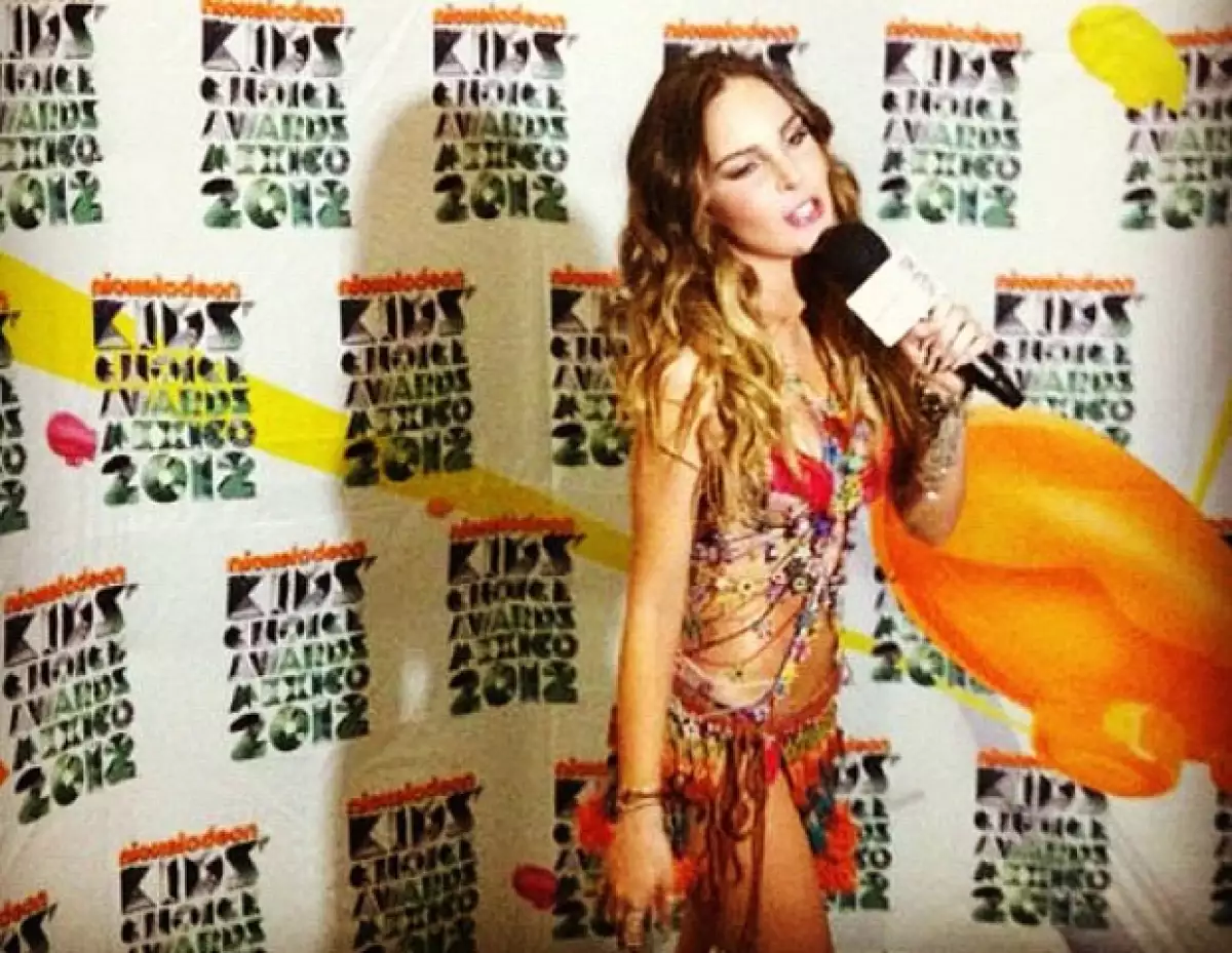 El sábado pasado, Belinda se presentó en los premios Kids´Choice Awards México donde impactó con un look más maduro y sensual.