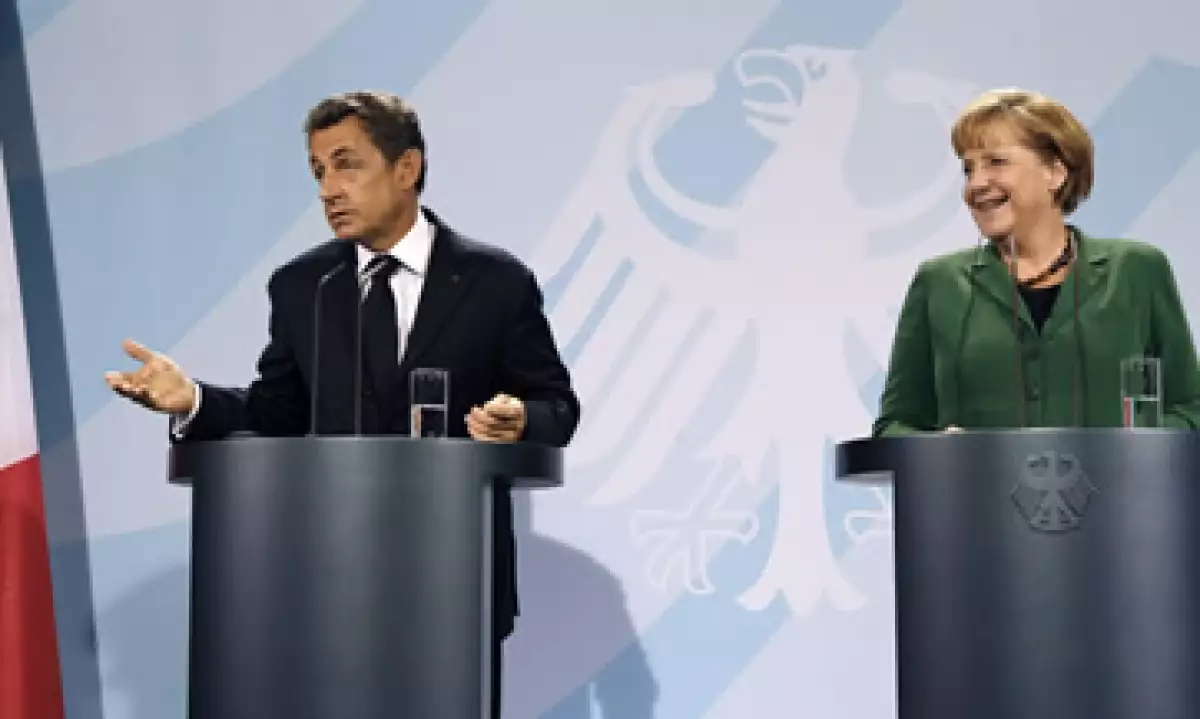 Los mandatarios de Francia, Nicolas Sarkozy, y Alemania, Angela Merkel, anunciaron un acuerdo para fortalecer al debilitado sector bancario europeo. (Foto: Reuters)