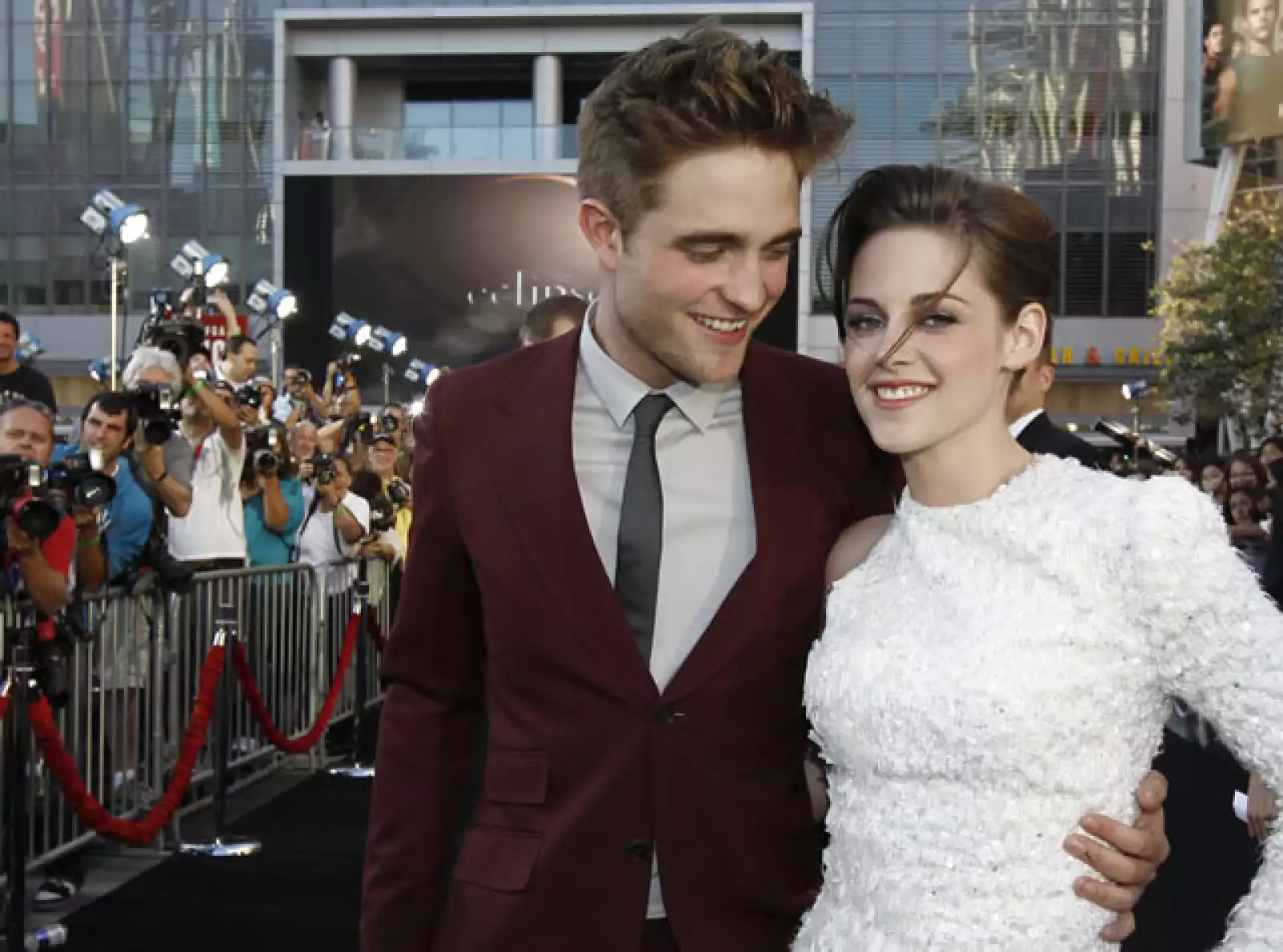 KRISTEN STEWART Y ROBERT PATTINSON. Aunque en los libros son vampiros ?buenos?, nadie niega que esta pareja tiene mucho sex-appeal. Ambos actores tienen una mirada misteriosa y no les gusta hablar de su vida privada? lo que los hace aún más interesantes.