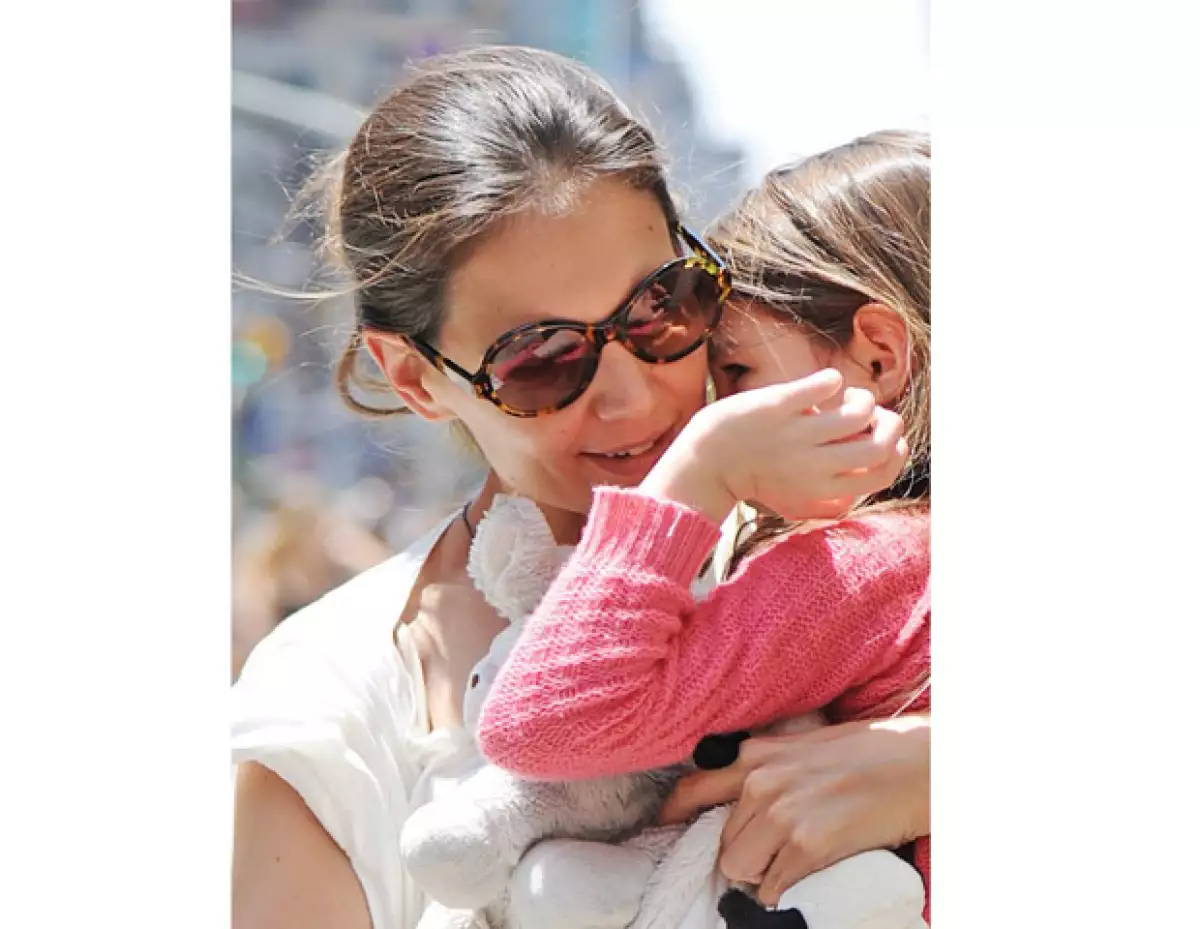 A pesar de que no se dieron a conocer los detalles del acuerdo que firmó con Tom Cruise, Us weekly asegura en su sitio, que la primogénita se quedará con su madre.
