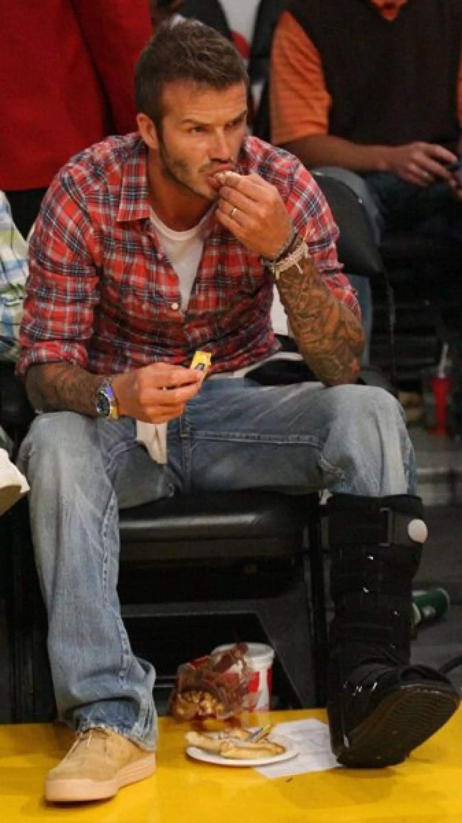 Aprovechando el reposo por su reciente operación del Talón de Aquiles, David Beckham asistió al partido entre los LA Lakers vs Sacramento Kings en el Staples Center y aprovechó para comer algunas chucherías.