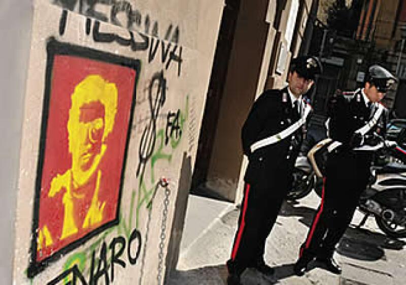 Policías italianos rastreando pistas de los grandes capos de la mafia en Palermo, Sicilia. (Foto: AP)