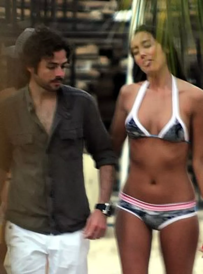 El actor parece que ya olvidó a su ex novia, Bárbara Mori, pues lo captaron con una nueva conquista durante el Fashion Week que se llevó a cabo en Playa del Carmen el mes pasado.