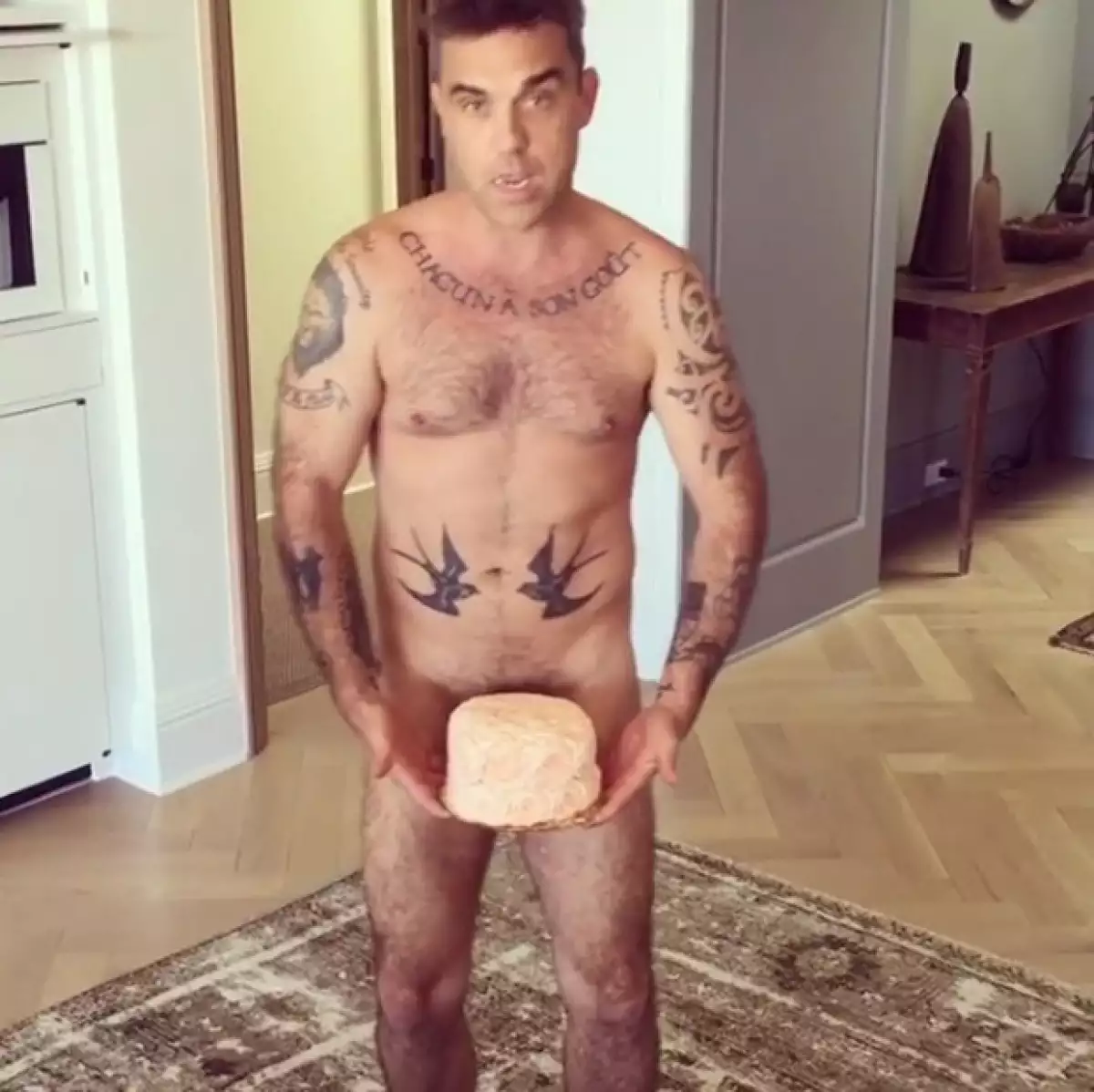 Sabemos que al cantante británico le encanta enseñar su cuerpo, sin embargo ahora lo hizo en un video muy divertido que grabó su esposa. ¿Ya lo viste?