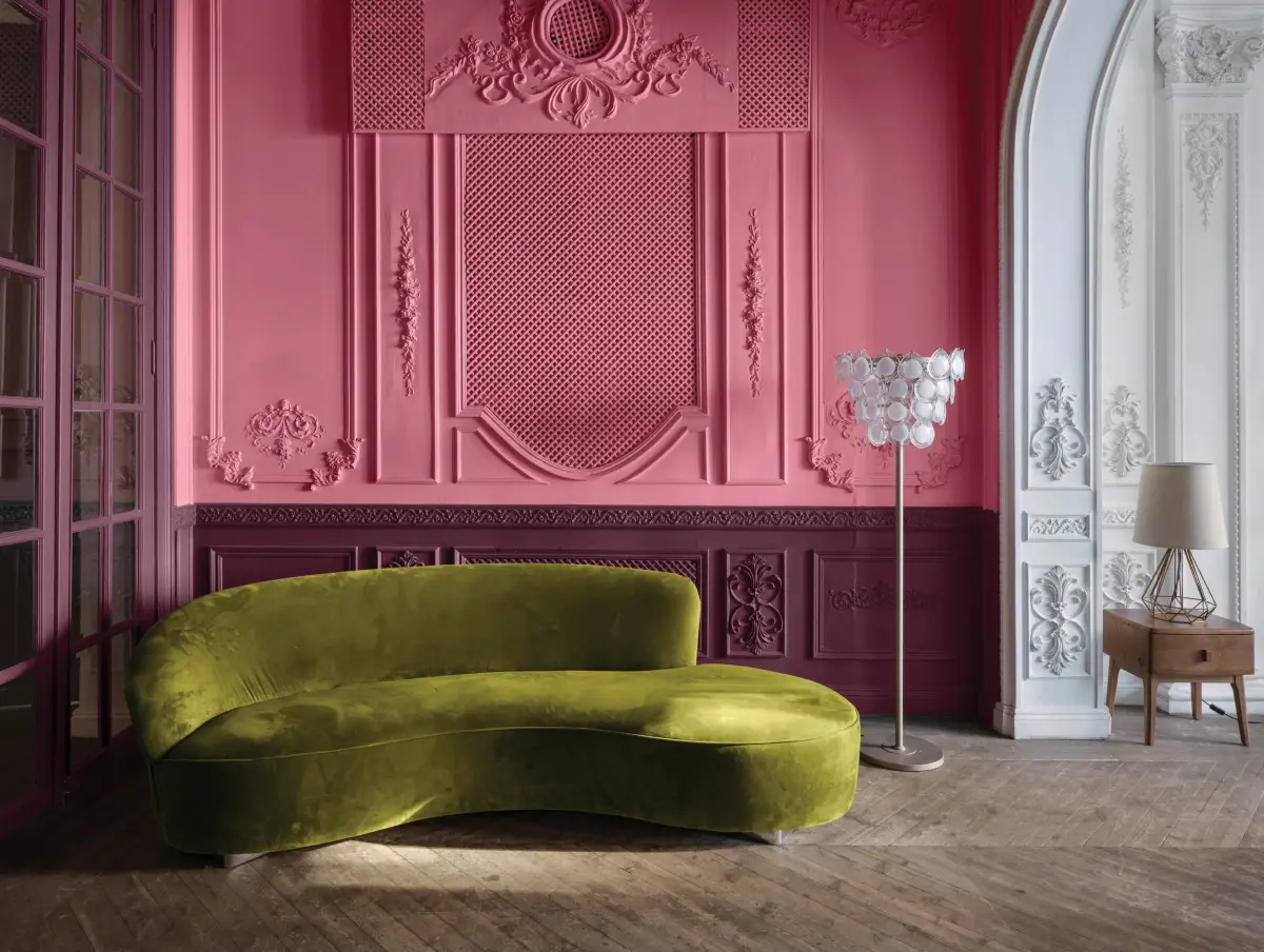Paleta Clímax, de Comex. Se observa una estancia con un sillón verde seco, en donde predomina una pared en rosa cálido.