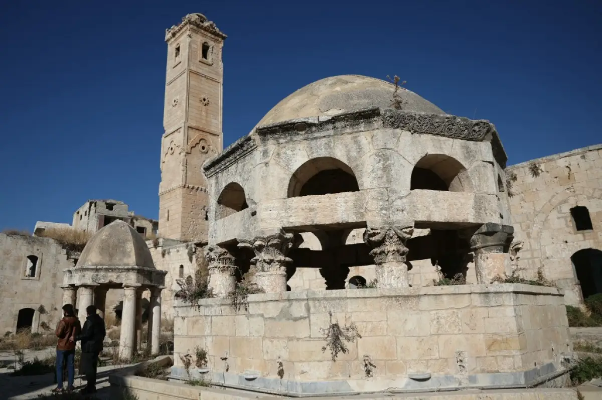 La gente recorre la gran mezquita de Maaret al-Numan, en la provincia siria de Idlib, en el noroeste de Siria, el 1 de diciembre de 2024.
