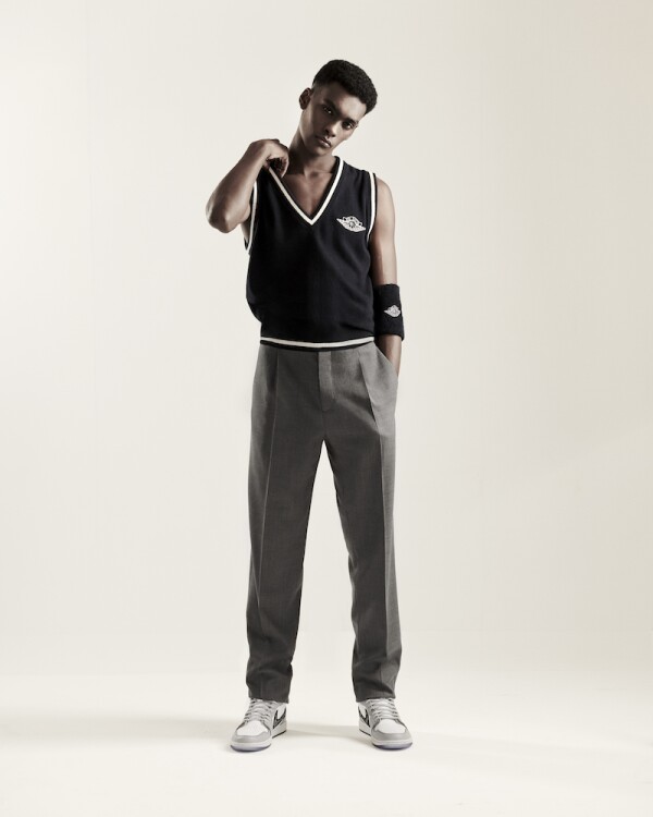 DIOR_MEN_SUMMER_2020_THE AIR JORDAN 1 HIGH OG DIOR SNEAKERS_©BRETT LLOYD_7