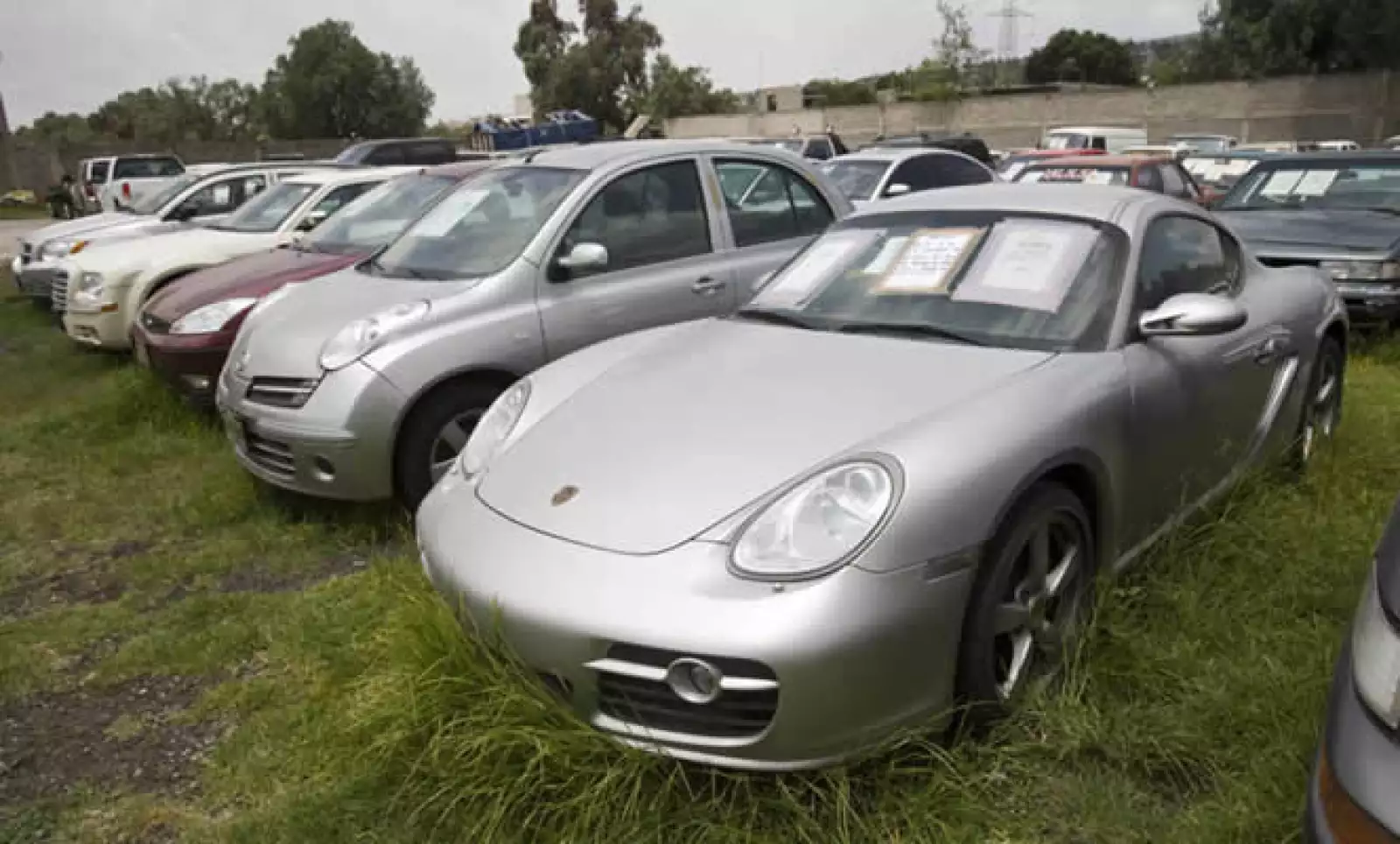 En una de sus bodegas en el Estado de México hay Porsches, una serie de BMW nuevos y hasta un camión Volkswagen que se incautó al empresario chino Zen Li Ye Gon, acusado por tráfico de metanfetaminas, estacionado a unos metros de una ambulancia.