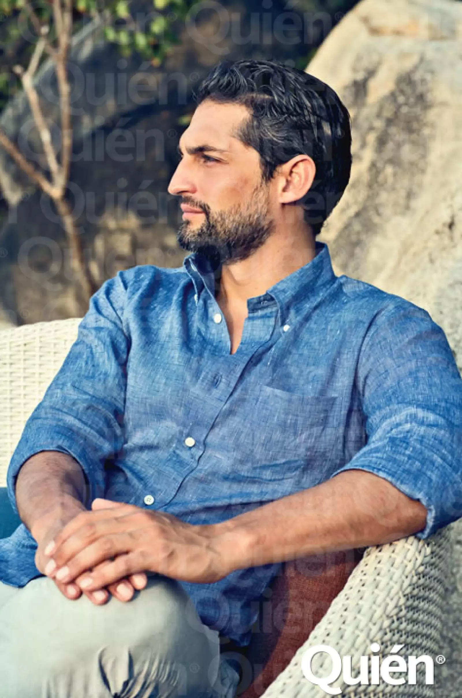 Santigo Vértiz (Camisa: Brooks Brothers. Pantalones: Tommy Hilfiger.)