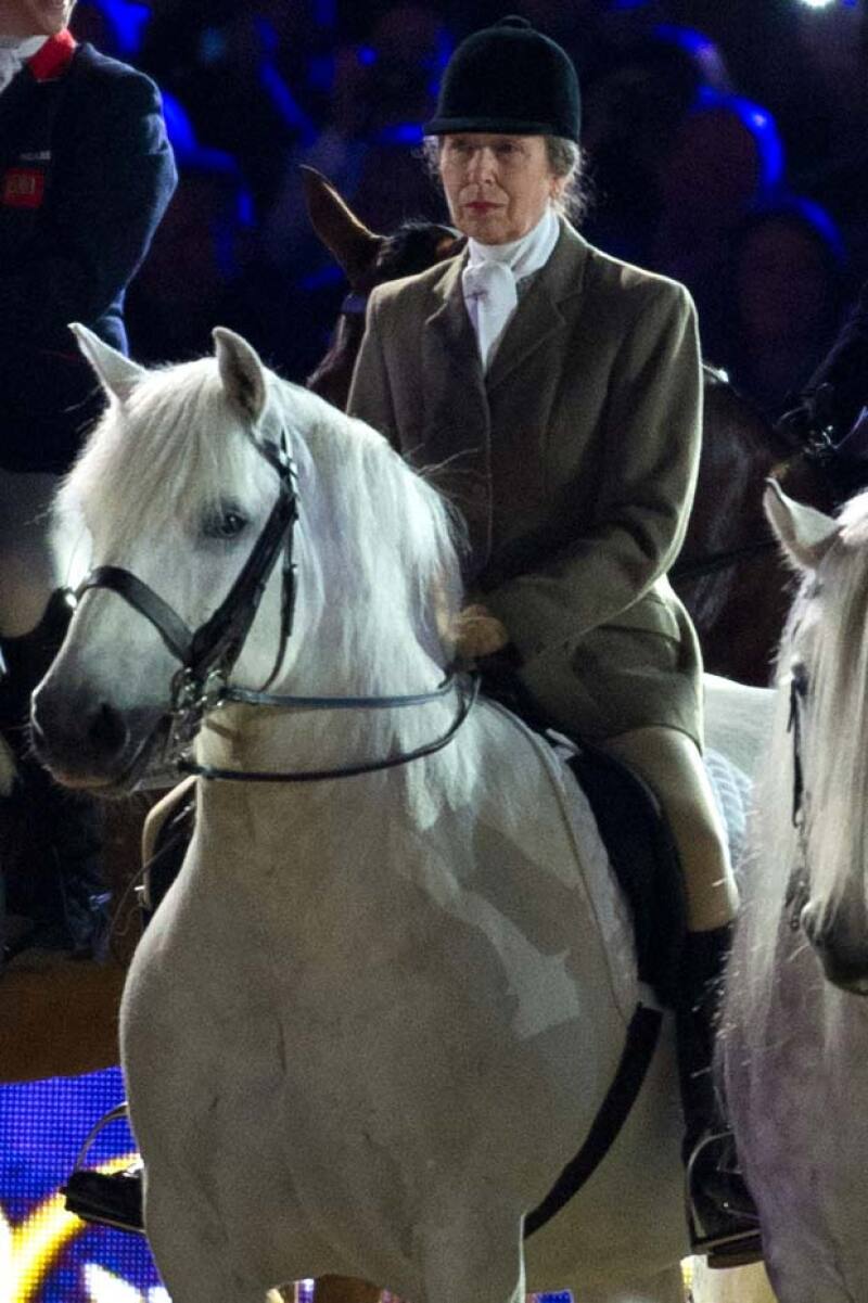 A la celebración desfilaron en sus caballos la princesa Anne, hija de la reina Isabel.