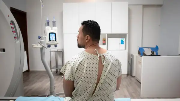 Hombre sometiéndose a una tomografía computarizada en un hospital