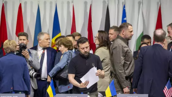 El presidente de Ucrania, Volodymyr Zelensky (C), mira los documentos mientras asiste a una sesión plenaria en la Cumbre sobre la paz en Ucrania, en el complejo de lujo de Burgenstock, cerca de Lucerna, el 16 de junio de 2024. La reunión de dos días reúne al presidente ucraniano y a más de otros 50 jefes de estado y de gobierno, para tratar de entrar un camino hacia un proceso de paz para Ucrania, aunque sin Rusia.