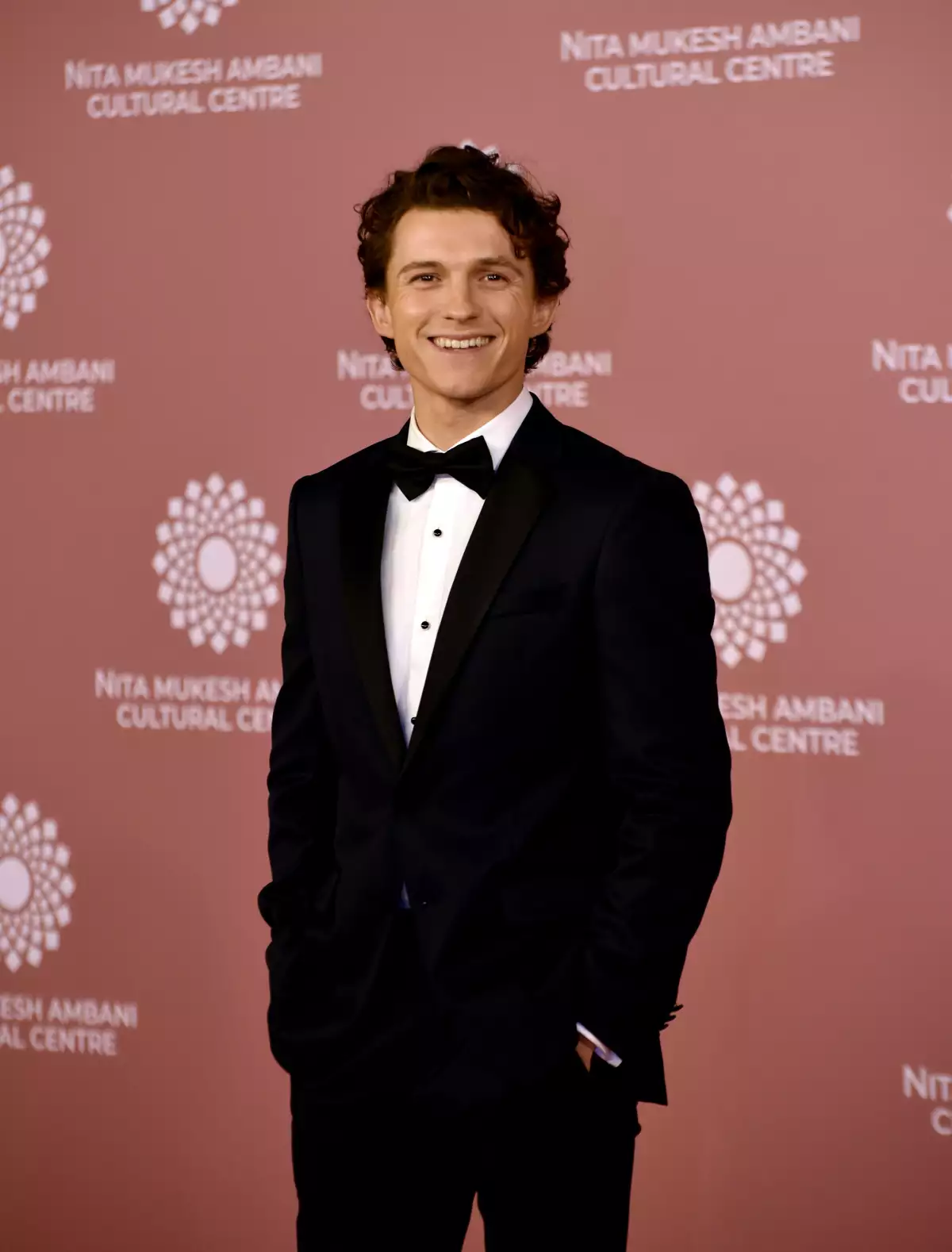 Tom Holland lució un elegante traje negro. 