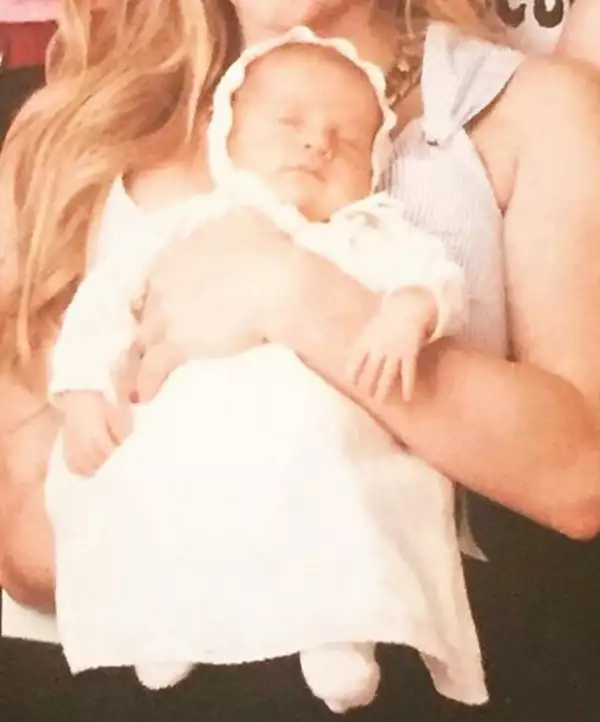 La actriz presumió el outfit que la madrina de la pequeña, Aracely Arámbula, le regaló.