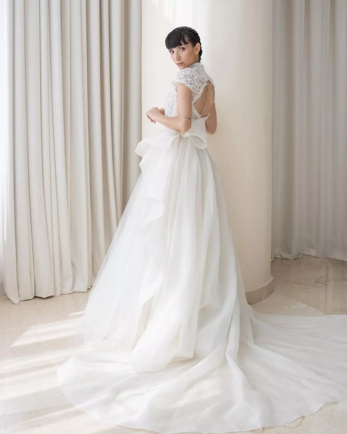 Mujer con vestido de novia de falda desmontable de Vero Díaz.