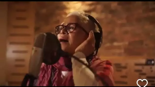 Eugenia León canta con audífonos.