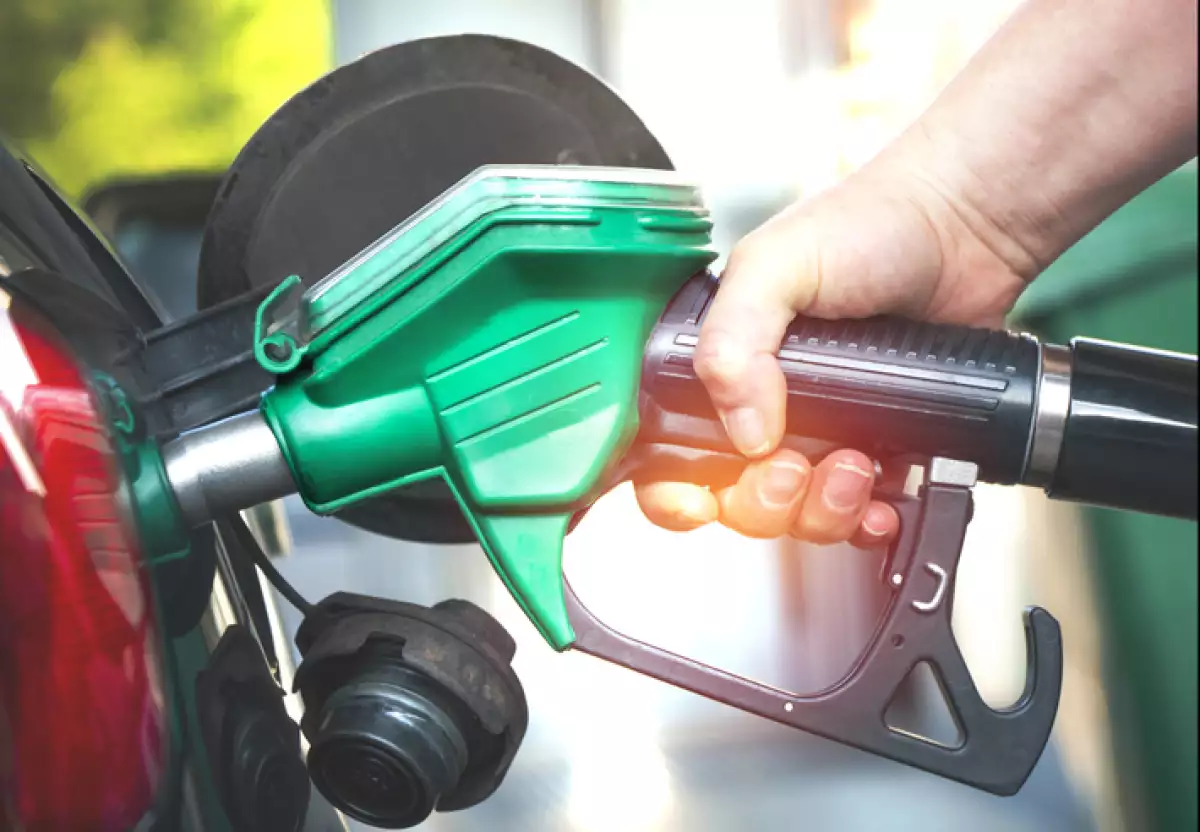 Una persona recarga gasolina para su auto.