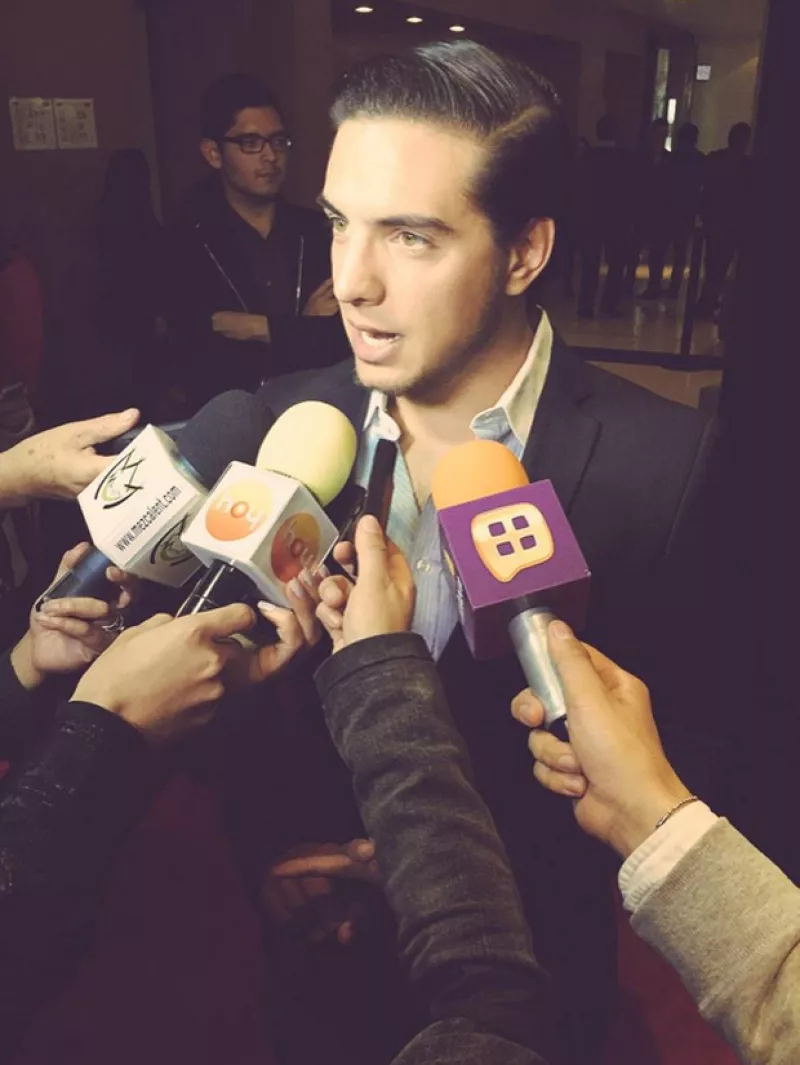 En diciembre pasado el hijo de Eugenio Derbez fue multado por estar con su novia a bordo de un auto avanzada la madrugada, sin embargo asegura, no estaban haciendo nada malo.