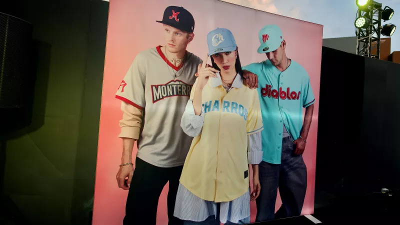 Cómo New Era convirtió los jerseys de béisbol en íconos del estilo urbano